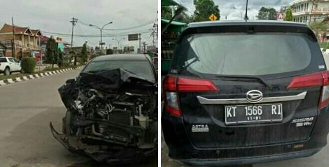 Kurang Fokus, Pengemudi Dayhatsu Sigra Tabrak Truk Parkir