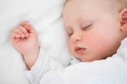 Cegah Risiko Kematian, Bayi Dianjurkan Tidur Seruangan dengan Orang Tua