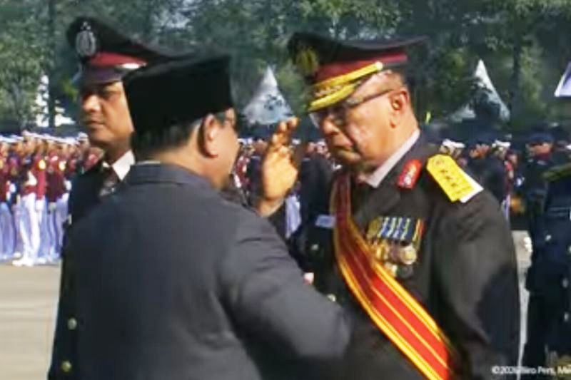 Presiden RI Prabowo Subianto menganugerahkan pangkat kehormatan Republik Indonesia kepada mantan Ketua MPR RI periode 2013-2014 Irjen Pol (Purn) Sidarto Danusubroto yang juga merupakan mantan ajudan Presiden pertama RI Soekarno dalam upacara peringatan Hari Bhayangkara ke-80 di Satuan Latihan (Satlat) Brimob Polri, Cikeas, Kabupaten Bogor, Jawa Barat, Rabu (1/7/2026).  (ANTARA/YouTube Sekretariat Presiden/Aditya Ramadhan)