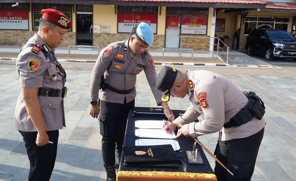 AKP Hadi dalam sertijab dari Kapolsek Batu Engau ke Kasatresnarkoba di Polres Paser, baru tadi. Foto: Istimewa