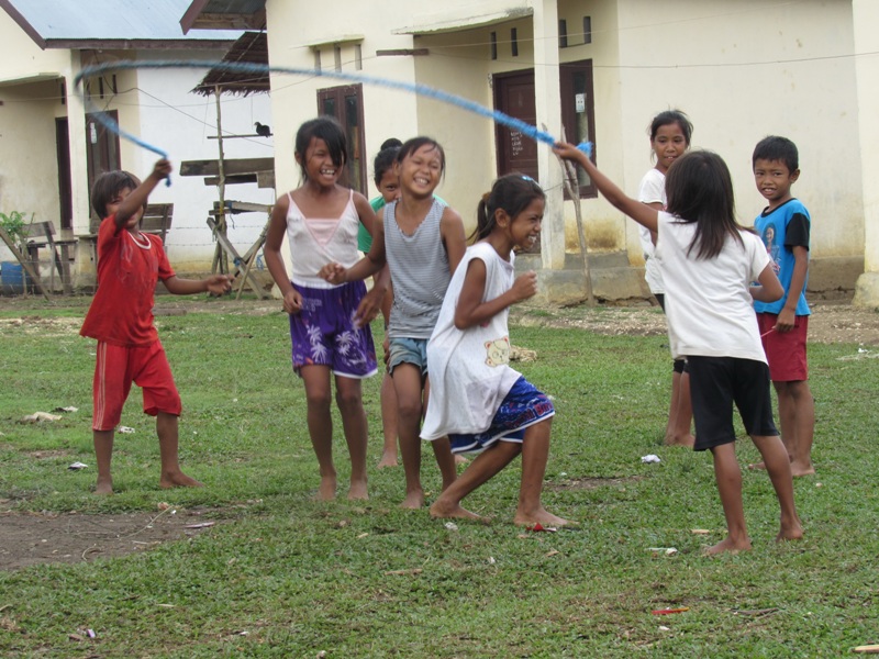 HIBURAN ALAMI: Bermain loncat tali menjadi hiburan bagi anak-anak suku Dayak Basap di kampung Teluk Sumbang.