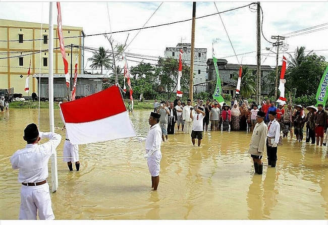 Suasana pengibaran bendera di Jalan Beller, Balikpapan Selatan