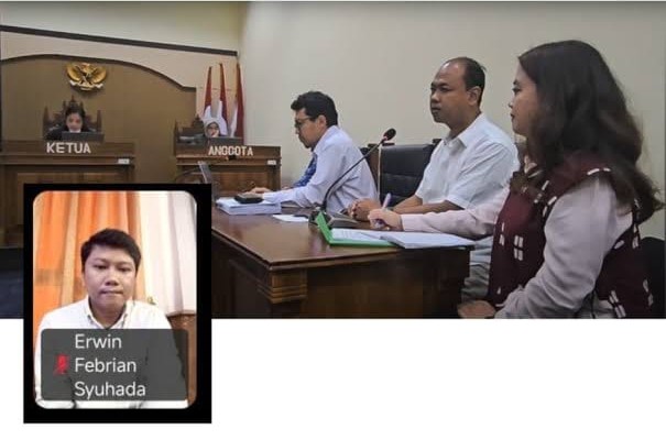 Erwin Febrian Syuhada saat mendengarkan putusan hakim MA. 