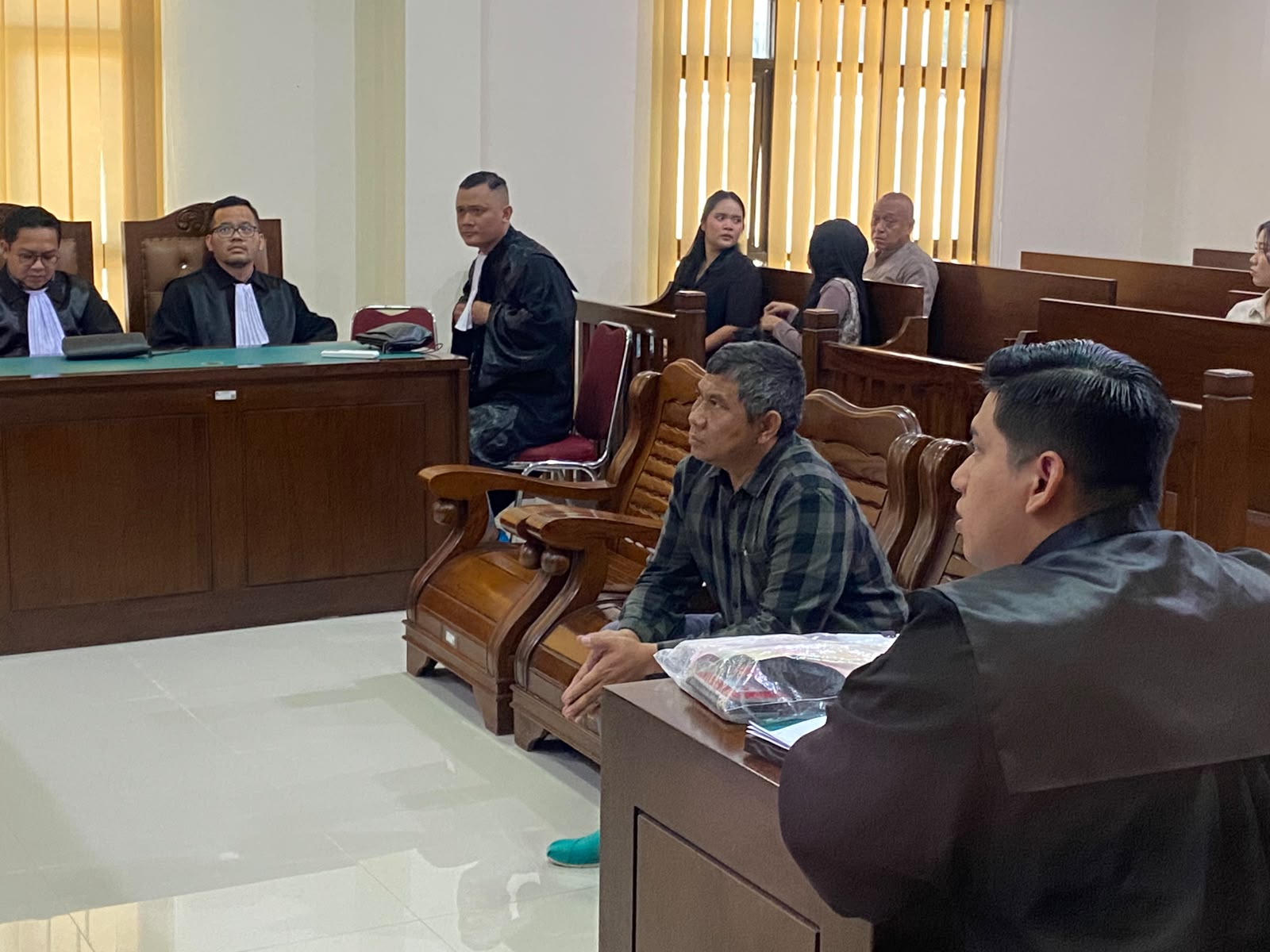 Terdakwa I Ketut Semadi pada sidang di PN Balikpapan, 3 September 2026. Jaksa tercatat sudah lima kali menunda pembacaan tuntutan. (Eksposkaltim/Erik)