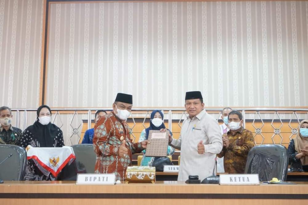 Paripurna, Bupati Bone Serahkan Ranperda Perubahan RPJMD 2018-2023