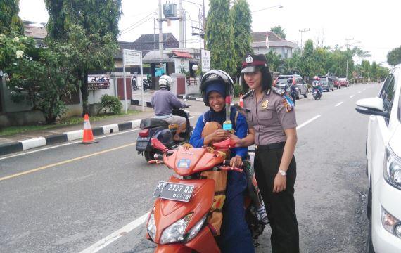 Meriahkan Hari Ibu, Polwan Bontang Bagi-bagi Bunga 