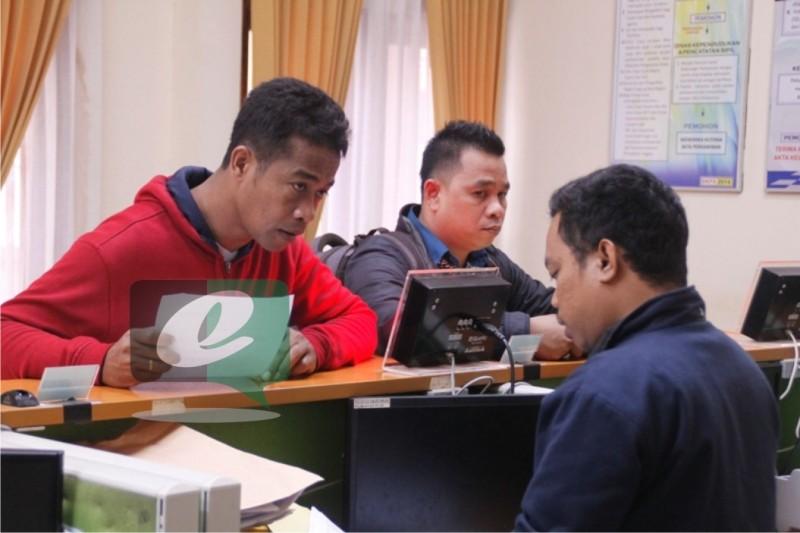 BLANGKO e-KTP HABIS, WARGA GADUH DI KANTOR DISDUKCAPIL