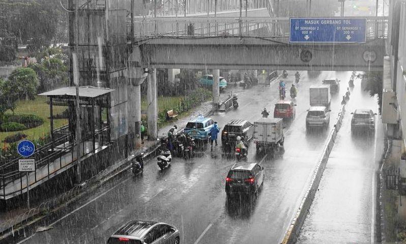 Jangan Simpan Payung Dulu, Hujan Masih Mengintai Samarinda Hari Ini