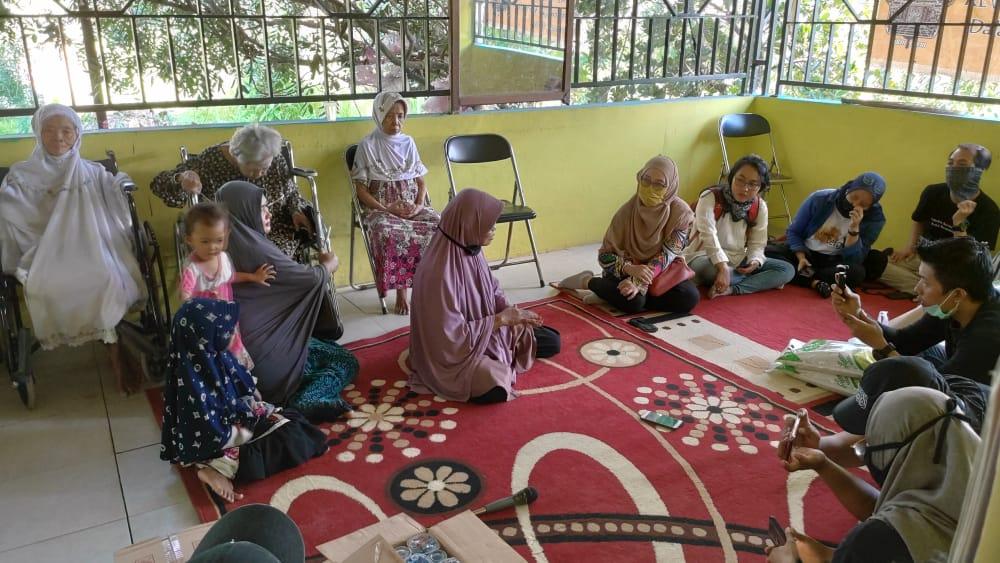 Forum Jurnalis Bontang Rayakan Ultah ke-4 di Panti Jompo