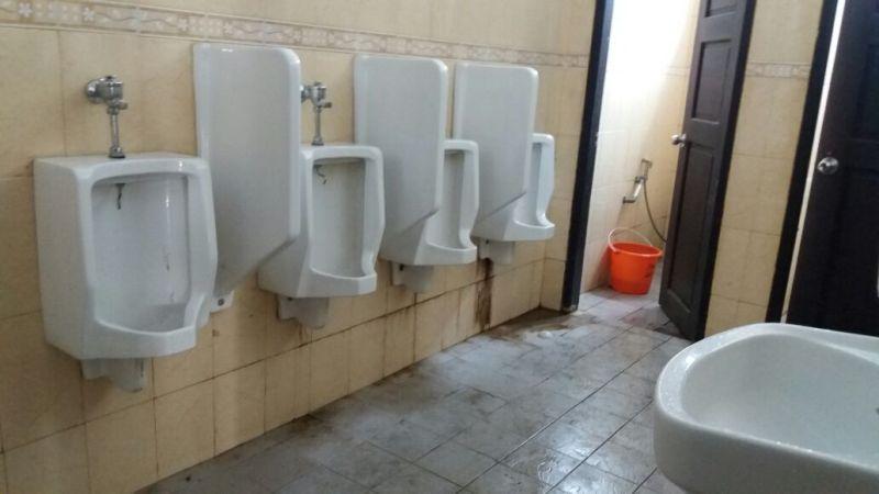 MENIMBULKAN AROMA TAK SEDAP, TOILET UMUM PELABUHAN LOKTUAN DIKELUHKAN WARGA