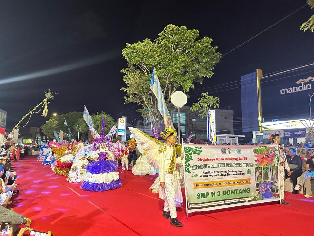 Angkat Tema Daur Ulang, SMPN 3 Bontang Tampil Spektakuler di Bontang City Carnival 2025