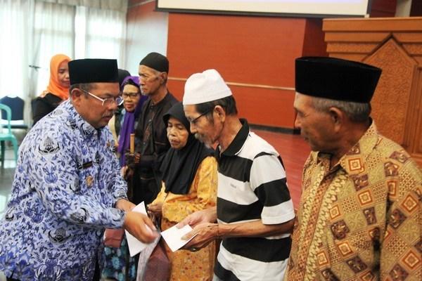 Dinsos Kutim Salurkan Santunan kepada Ratusan Lansia