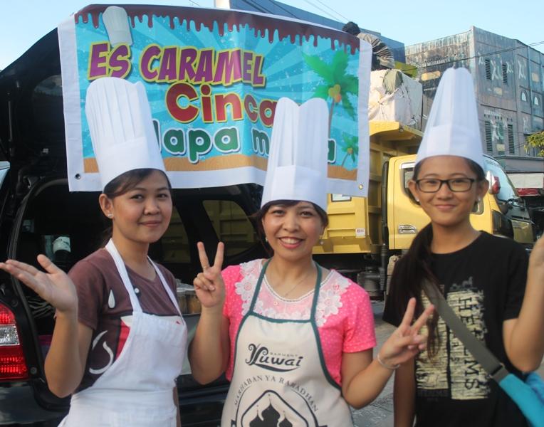 JUALAN ES CARAMEL CINCAU, LIMA DARA CANTIK INI BERDAGANG SAMBIL CARI PAHALA