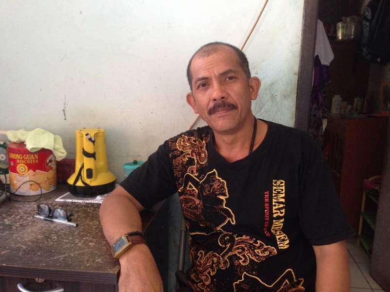 LAMA TAK DIANGKUT, AKHIRNYA SAMPAH MENUMPUK DITROTOAR