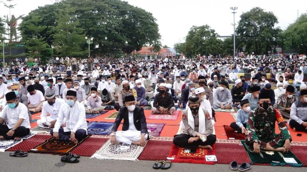 Bupati Bone Salat Idul Fitri 1442 H Bersama Warga di Lapangan Merdeka