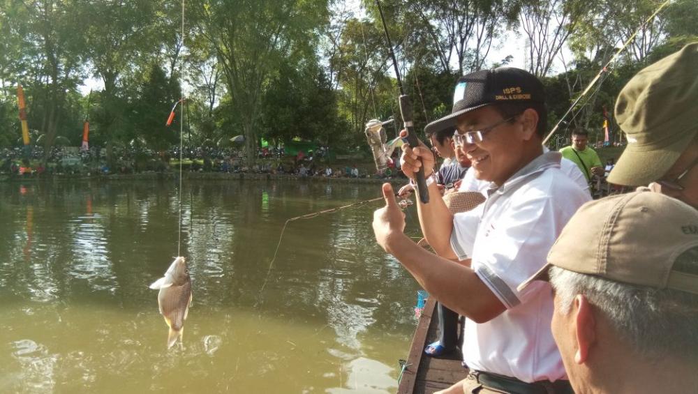 Tebar Satu Ton Ikan, Lomba Mancing Meriahkan HUT PKT