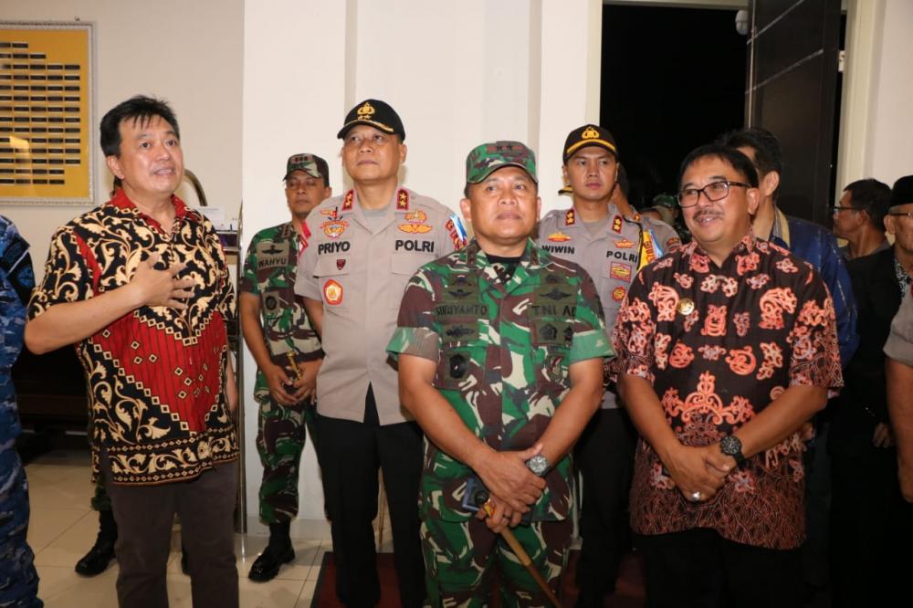 Pangdam VI/Mlw Bersama Forkominda Pantau Keamanan  Natal 2018