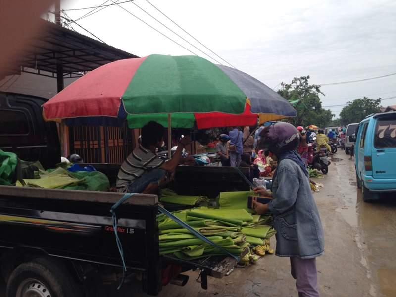TAK CUKUP SEHARI, PENJUAL DAUN PISANG RAUP JUTAAN RUPIAH