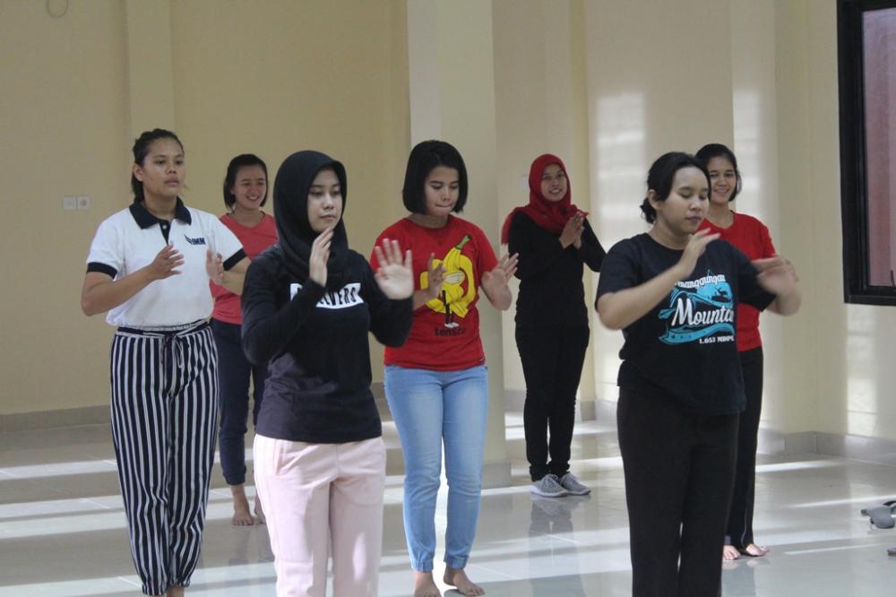 Sambut Kedatangan Kapolri, Polwan Polres Bontang Bawakan Tari Maumere