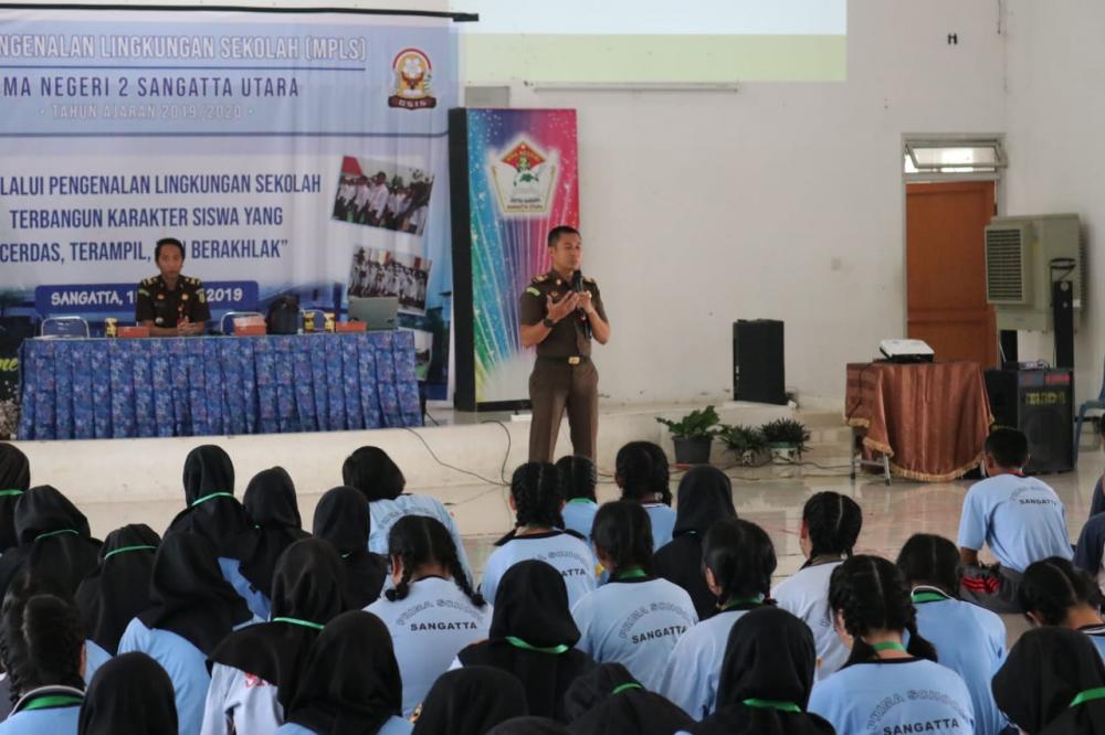 Siswa SMADA Sangatta Utara Diberi Penyuluhan Hukum