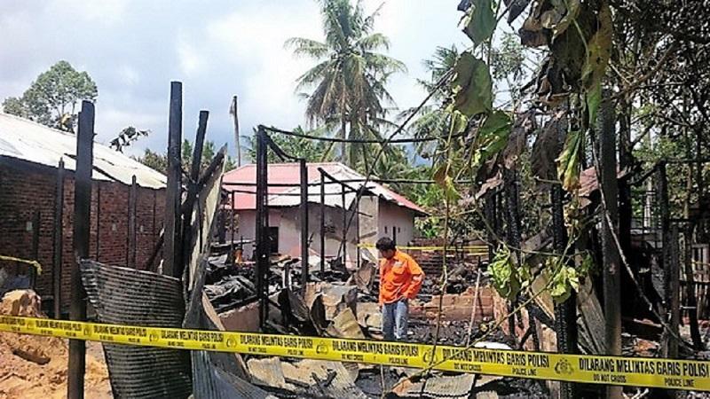 Polres Kutim Bantu Padamkan Kebakaran, 30 Menit Api Berhasil Dijinakkan