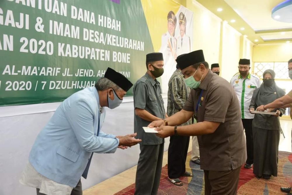 Bupati Bone Serahkan Hibah Insentif Guru Mengaji dan Imam Desa