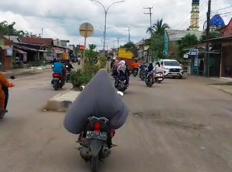 Emak-Emak Arak Truk Hauling di Batu Kajang: Ini Sidak Rakyat! 
