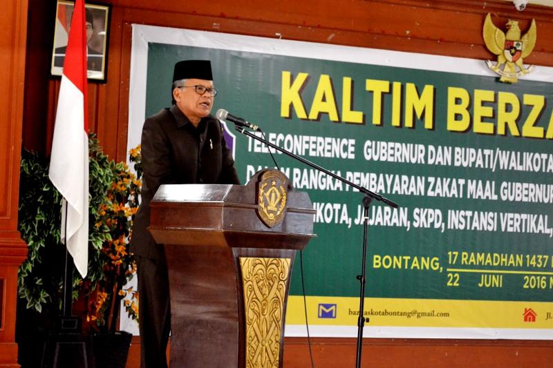 SERENTAK, GUBERNUR KALTIM TERIMA LAPORAN ZAKAT SEMUA DAERAH