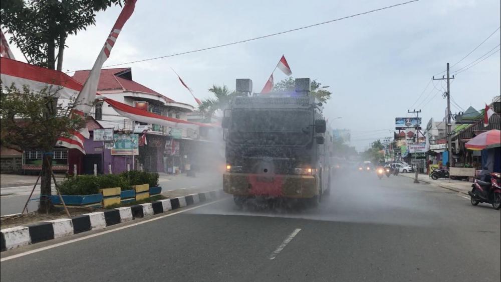 Gelar Penyemprotan Disinfektan Massal, Polres Bontang Terjunkan Water Canon