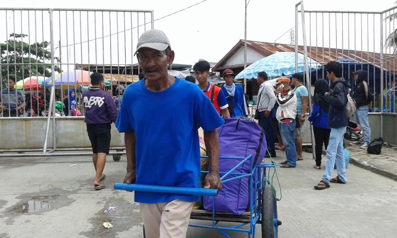 KISAH KAKEK PARAMALLI MENGAIS PENGHIDUPAN DARI GEROBAK BESI