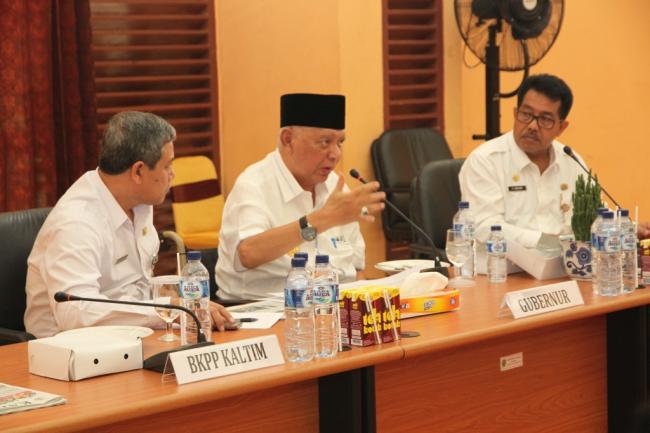 AWANG FAROEK ISHAK: MENAMBANG PADI, MEMANEN EMAS