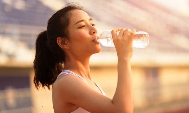 Hati-Hati, Terlalu Banyak Minum Air Putih Bisa Bahayakan Ginjal