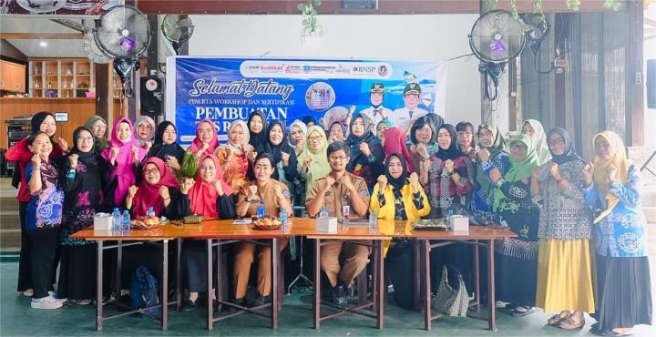 Dispopar Bontang Perkuat Ekonomi Kreatif Perempuan Lewat Sertifikasi Keterampilan Rajut