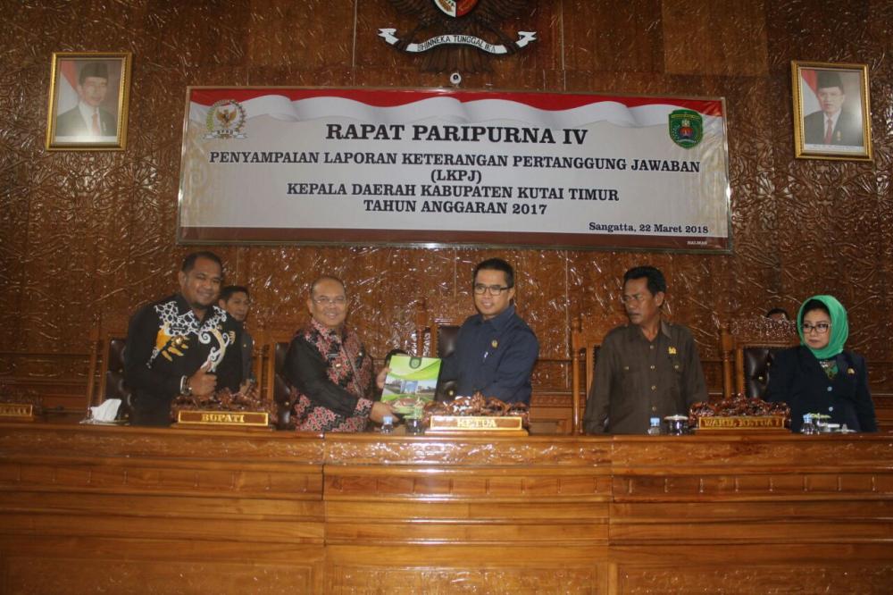 Mahyunadi Pimpin Paripurna LKPJ Pemkab Kutim 2017