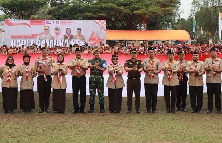 Hari Pramuka ke-64: Dispopar Bontang Kibarkan Bendera Raksasa Simbol Persatuan