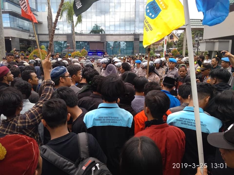 Ratusan Massa Demo di Kantor Gubernur, Tolak Pabrik Semen di Kutim dan Berau