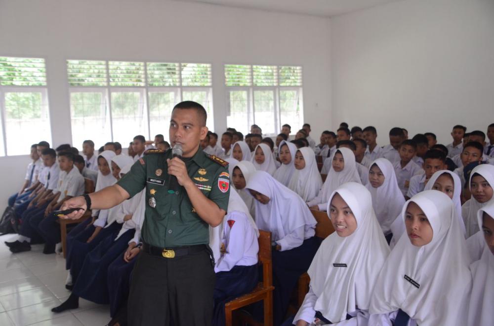 Dandim 1407/Bone Beri Wawasan Kebangsaan ke Siswa Baru