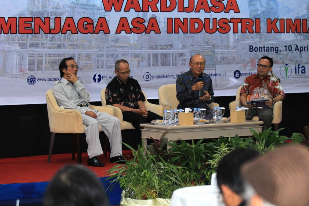 Pupuk Kaltim Gelar Bedah Buku â€œ Menjaga Asa Industri Kimia â€œ