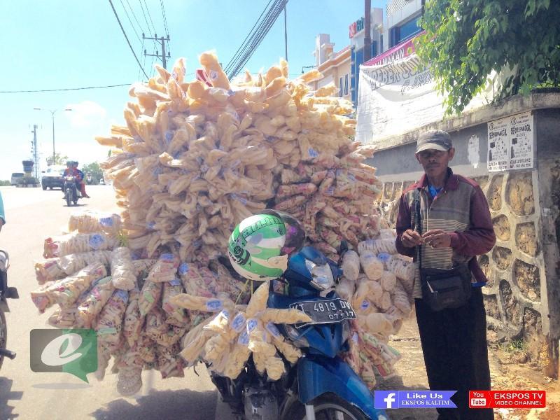 KEGIGIHAN PENJUAL KERUPUK KELILING DALAM MENGAIS REZEKI