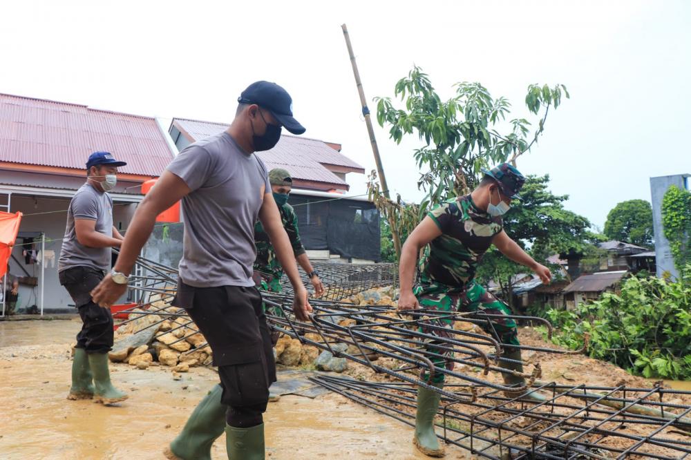 Sinergitas TNI-Polri Serta Masyarakat Terjaga di TMMD Bontang
