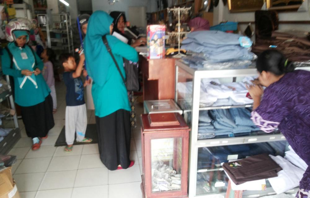 PEDAGANG PERLENGKAPAN SEKOLAH ALAMI PENINGKATAN OMZET HINGGA 100 PERSEN