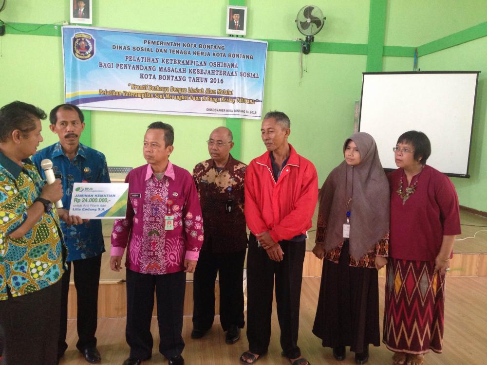 DISOSNAKER BONTANG BERI PELATIHAN KETERAMPILAN OSHIBANA KEPADA PMKS