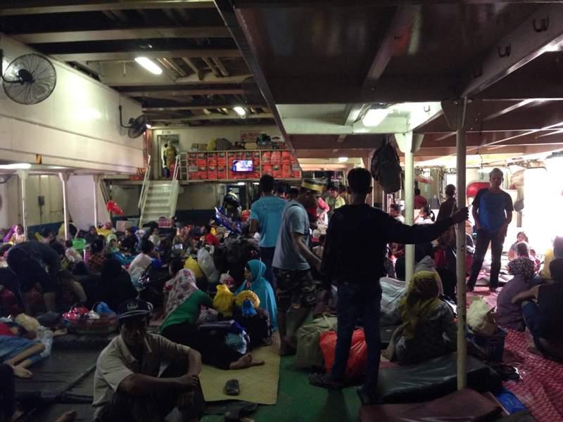 BERLAYAR PASCA LEBARAN, PENUMPANG KAPAL PRINCE SOYA MEMBLUDAK