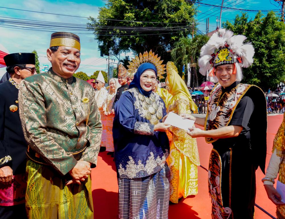 Yessy Waspo Juarai Busana Adat Favorit di BCC dan Pawai Budaya 2024