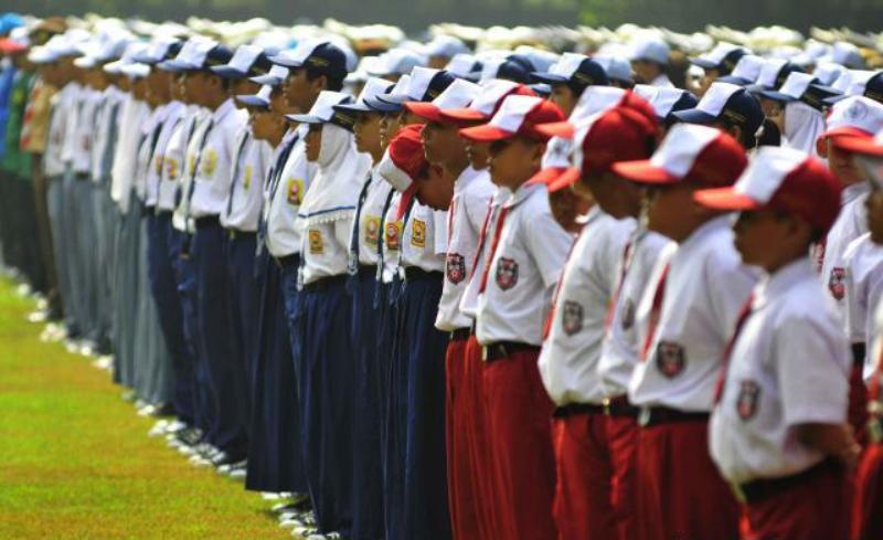 TIDAK ADA RETRIBUSI APA PUN DI SEKOLAH NEGERI, KECUALI SERAGAM SEKOLAH