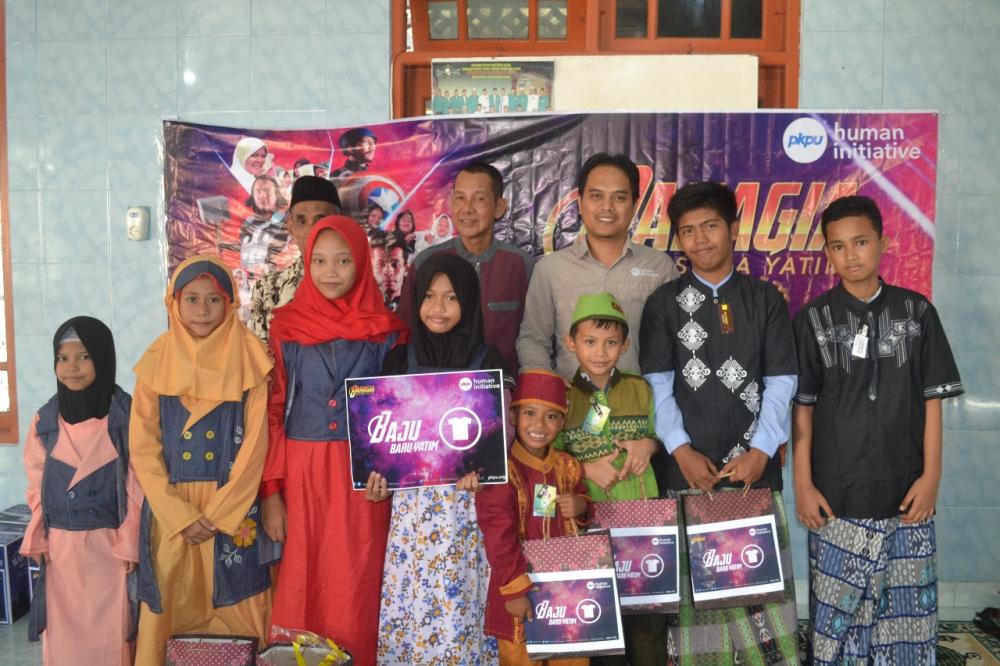 PKPU HI Kaltim Bagikan Baju Baru ke Anak Yatim Klandasan Ulu