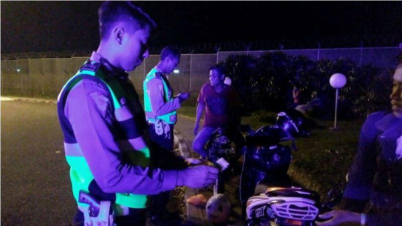 SEKELOMPOK REMAJA DI LAPANGAN KAMPUNG BARU DIPERIKSA POLISI