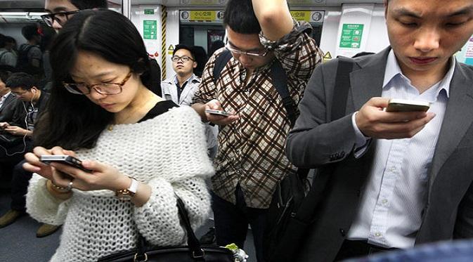 Ini Dampak Negatif Bagi Pecandu Gadget 