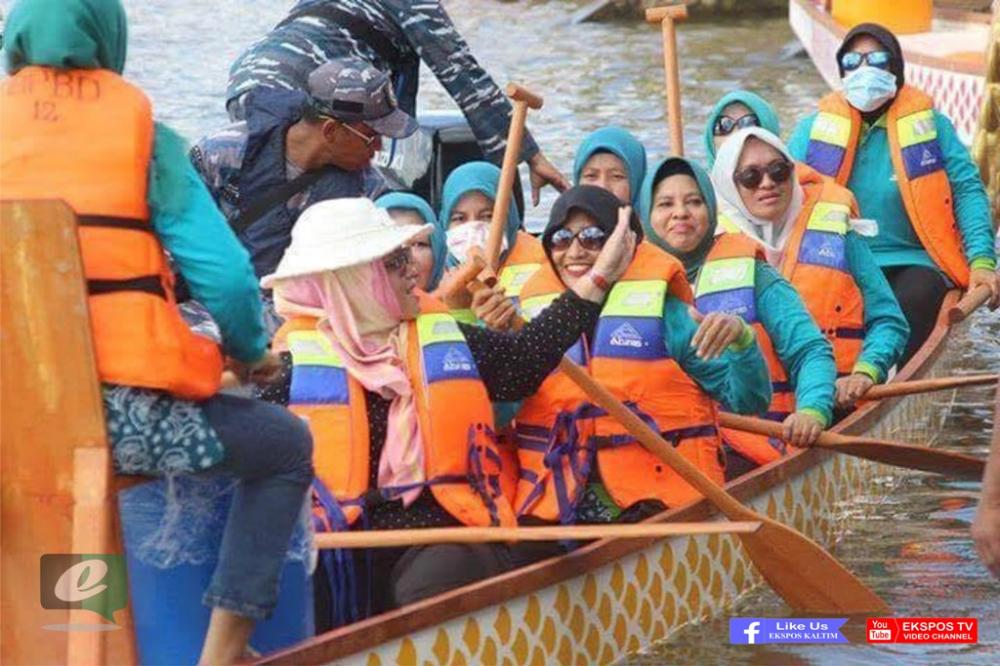 Peringati HUT Kutim Ke-17, TIM PKK Kutim Ikut Lomba Balap Perahu Naga