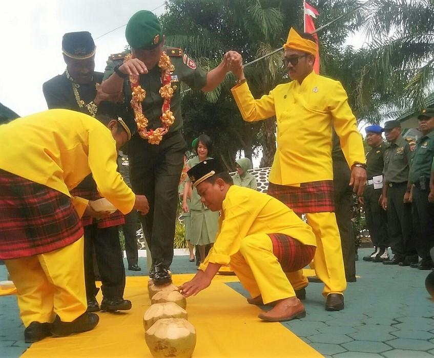 Tinjau Lokasi Latgab di Sekerat, Brigjen TNI Irham Disambut Upacara Tepung Tawar